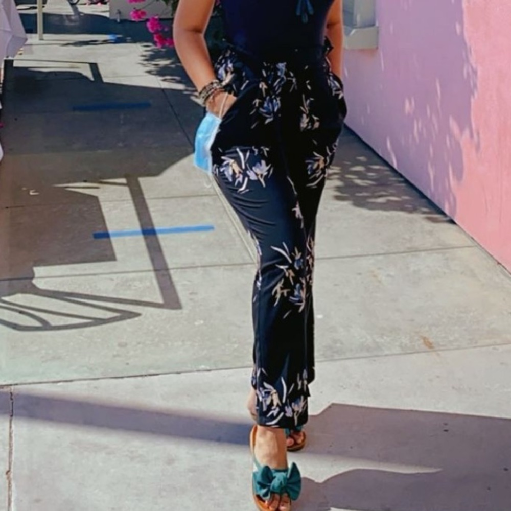 Black trousers with light print